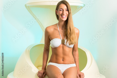 Photo: Wellness - Frau beim Floaten mit Floating tank Wellness - Frau beim Floaten mit Floating tank
