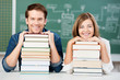 Foto: schüler stützen sich auf bücherstapel schüler stützen sich auf bücherstapel