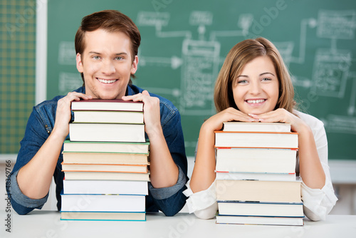 Photo: schüler stützen sich auf bücherstapel schüler stützen sich auf bücherstapel