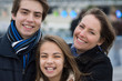 mère heureuse entourée de ses enfants