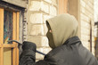 Robber with a crowbar crashed warehouse window