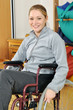 Junge Frau im Rollstuhl