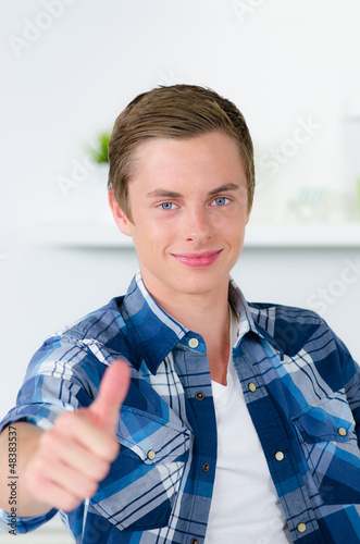 Photo: junger mann zeigt daumen hoch junger mann zeigt daumen hoch