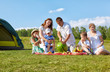 Foto: family picnic in park family picnic in park