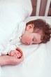 Photo: Neonato che dorme beatamente nella sua culla Neonato che dorme beatamente nella sua culla