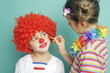 Kleiner Clown wird geschminkt