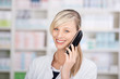 lächelnde apothekerin am telefon