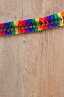 Bunte Girlande vor einer Holzwand