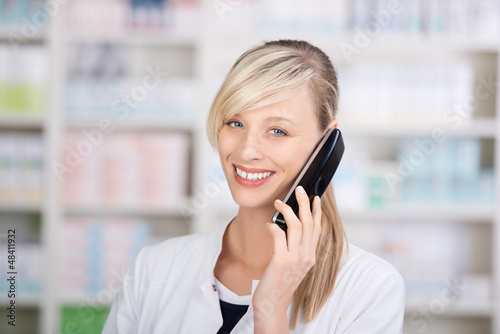 Photo: lächelnde apothekerin am telefon lächelnde apothekerin am telefon