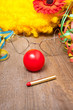 Clownskostüm auf einem Holztisch