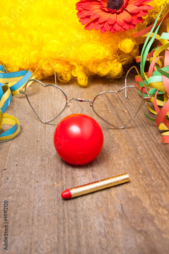 Photo: Clownskostüm auf einem Holztisch Clownskostüm auf einem Holztisch