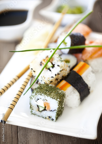Photo: Sushi Hochformat auf Holz Sushi Hochformat auf Holz