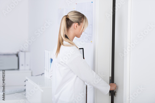 Photo: ärztin geht aus dem büro ärztin geht aus dem büro