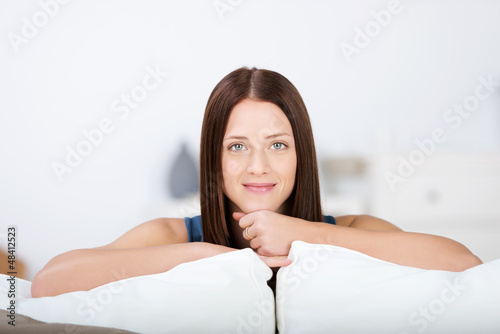 Photo: junge frau zu hause auf dem sofa junge frau zu hause auf dem sofa