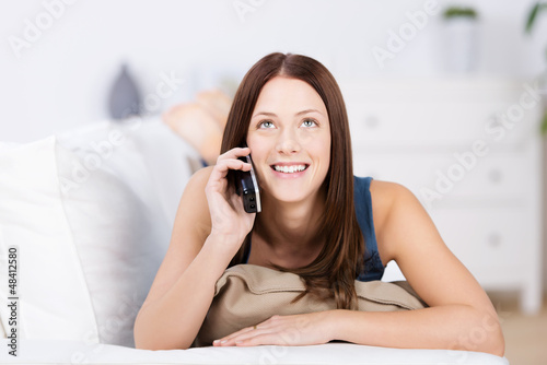 Photo: junge lächelnde frau telefoniert zu hause junge lächelnde frau telefoniert zu hause