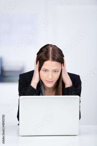 Photo: frau mit computerproblem frau mit computerproblem