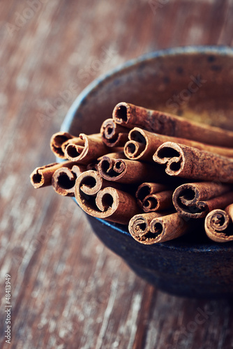 Photo: Close up of cinnamon sticks in a ceramic dish Close up of cinnamon sticks in a ceramic dish
