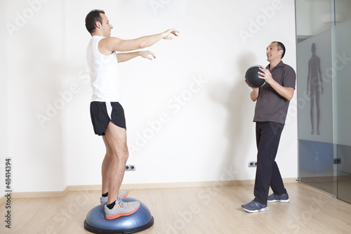 Photo: Physiotherapeut mit Patient Physiotherapeut mit Patient