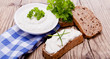 Frischer Kräuterquark frischkäse mit gesundem Brot