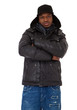 Dunkelhäutiger junger Mann in Winterkleidung