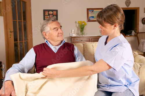 Photo: Pflegekraft hilft Senior Pflegekraft hilft Senior