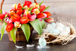 Festliche traditionelle Oster Dekoration mit Korb Tulpen nest un