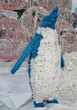 Foto: Pinguin vor Weihnachtskugeln Pinguin vor Weihnachtskugeln