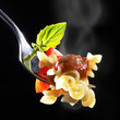 Gringel Nudeln mit Tomatensoße und Basilikum