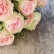 rosafarbene rosen auf holzhintergrund