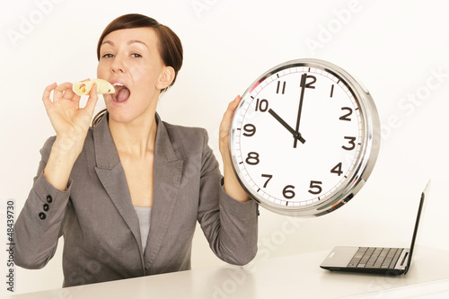 Photo: Frau macht Pause am Arbeitsplatz Frau macht Pause am Arbeitsplatz