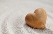 coeur en bois sur sable blanc