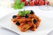 Pasta Bolognese mit schwarzen Oliven