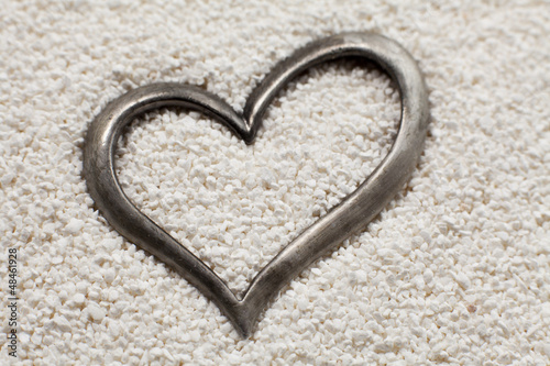 Photo: coeur argenté dans le sable coeur argenté dans le sable
