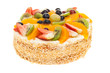Ganze sommerliche Obsttorte vor weißem Hintergrund
