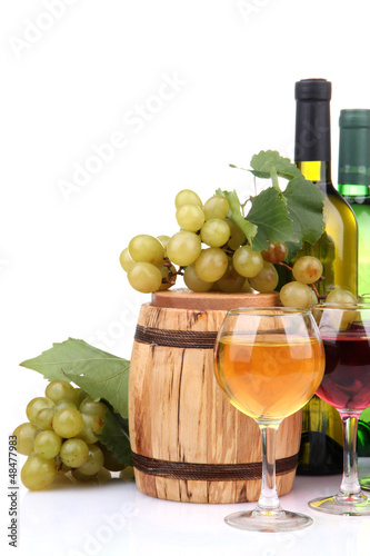 Photo: Barrel, bottles and glasses of wine, grapes, isolated on white Barrel, bottles and glasses of wine, grapes, isolated on white