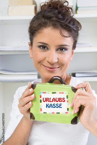 Photo: Frau spart auf den Urlaub Frau spart auf den Urlaub