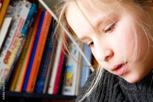 Photo: Enfant concentrée dans l'étude de ses leçons Enfant concentrée dans l'étude de ses leçons