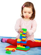 Mädchen baut einen Turm mit Legosteinen