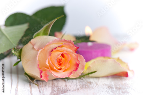 Photo: einzelne Rose mit Kerze einzelne Rose mit Kerze