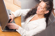 Photo: Frau sitzt konzentriert vor Notebook Frau sitzt konzentriert vor Notebook