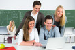Photo: schülergruppe schaut aufs laptop schülergruppe schaut aufs laptop