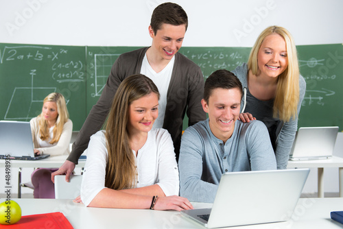 Photo: schülergruppe schaut aufs laptop schülergruppe schaut aufs laptop