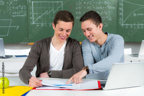 Photo: schüler arbeiten im team schüler arbeiten im team