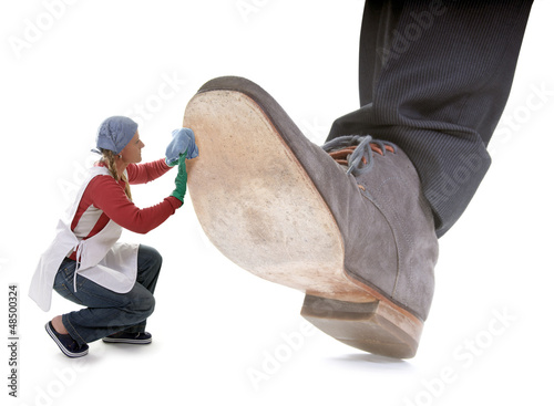 Photo: Mini Frau putzt riesigen Schuh Mini Frau putzt riesigen Schuh