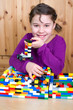 Mädchen spielt mit Bausteinen