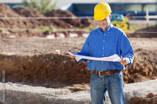 Photo: bauleiter mit bauplan bauleiter mit bauplan