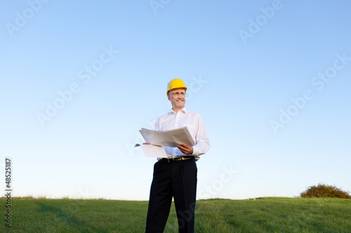 Photo: bauleiter mit plan bauleiter mit plan