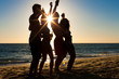 Foto: People having party at beach with drinks People having party at beach with drinks