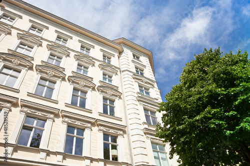 Photo: Haus - Altbau in Berlin - Bäume Haus - Altbau in Berlin - Bäume