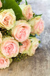 rosafarbene rosen auf holzhintergrund